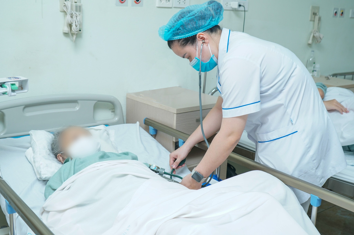 Bác sĩ Bệnh viện E Trung ương khám cho cụ bà. Ảnh: BV cung cấp Bác sĩ Bệnh viện E Trung ương khám cho cụ bà. Ảnh: BV cung cấp