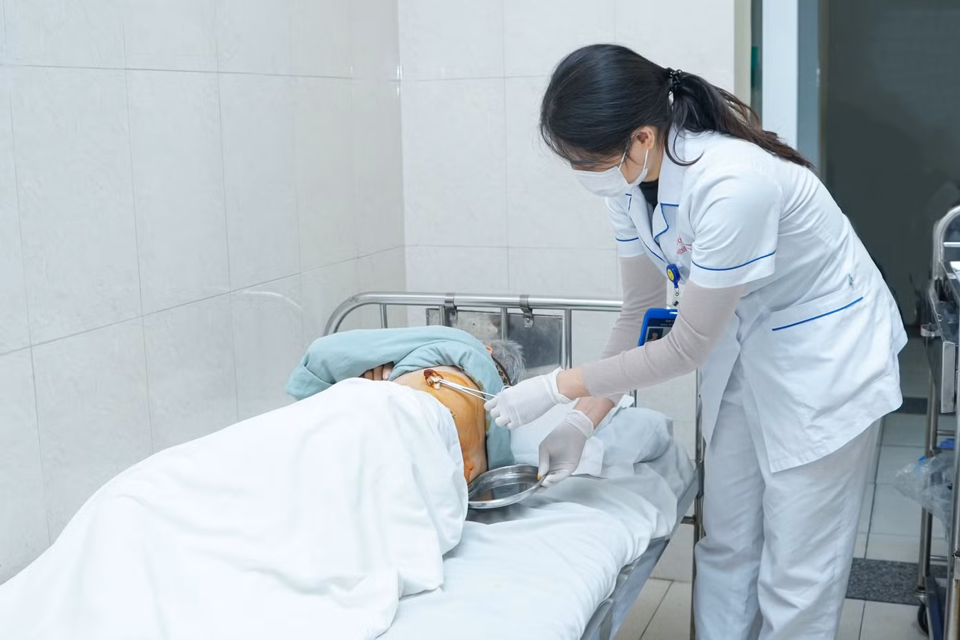 Nhân viên y tế xử lý các vết bỏng loét do biến chứng của bệnh Zona thần kinh cho người bệnh. Ảnh: BV cung cấp Nhân viên y tế xử lý các vết bỏng loét do biến chứng của bệnh Zona thần kinh cho người bệnh. Ảnh: BV cung cấp