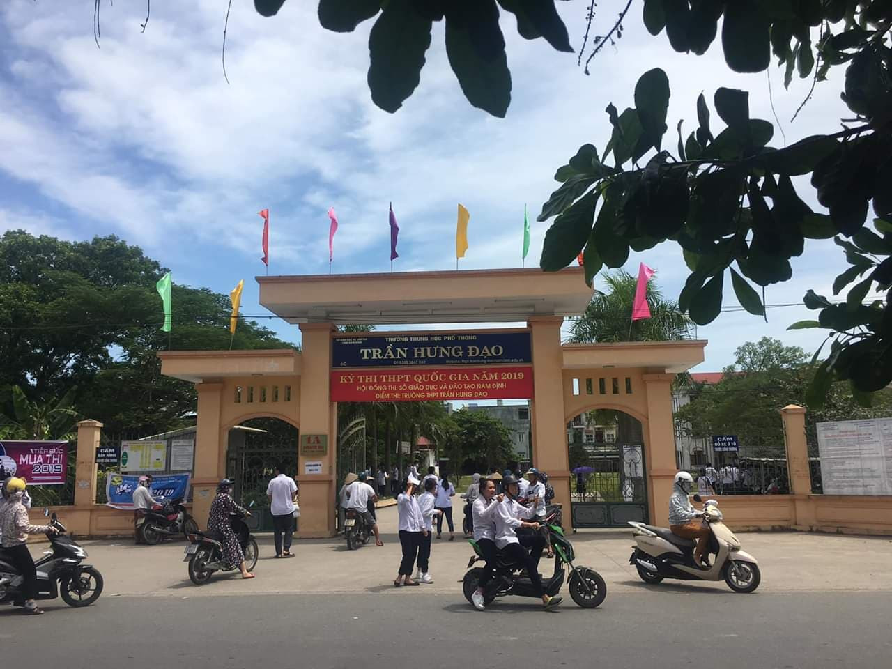 Những thí sinh Nam Định đầu tiên đến trường thi từ 6 giờ sáng. Bộ GD&ĐT họp báo nóng thi THPT 2019: Chưa thấy gian lận có tổ chức ảnh 26
