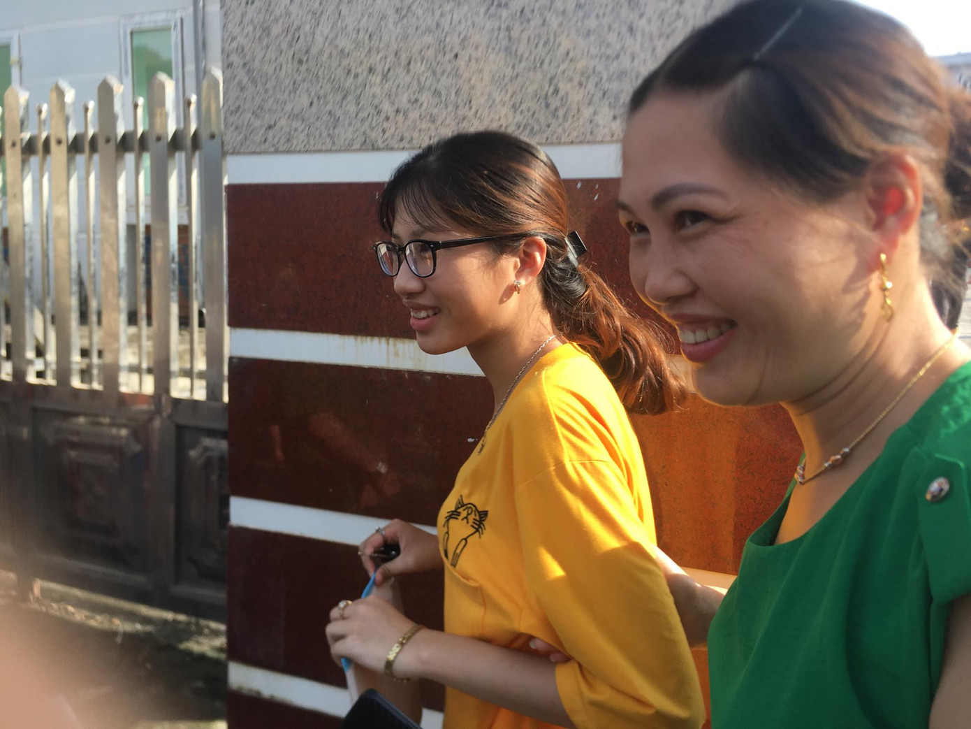 Kết thúc thi Toán: Thí sinh hớn hở, cập nhật lời giải ảnh 37