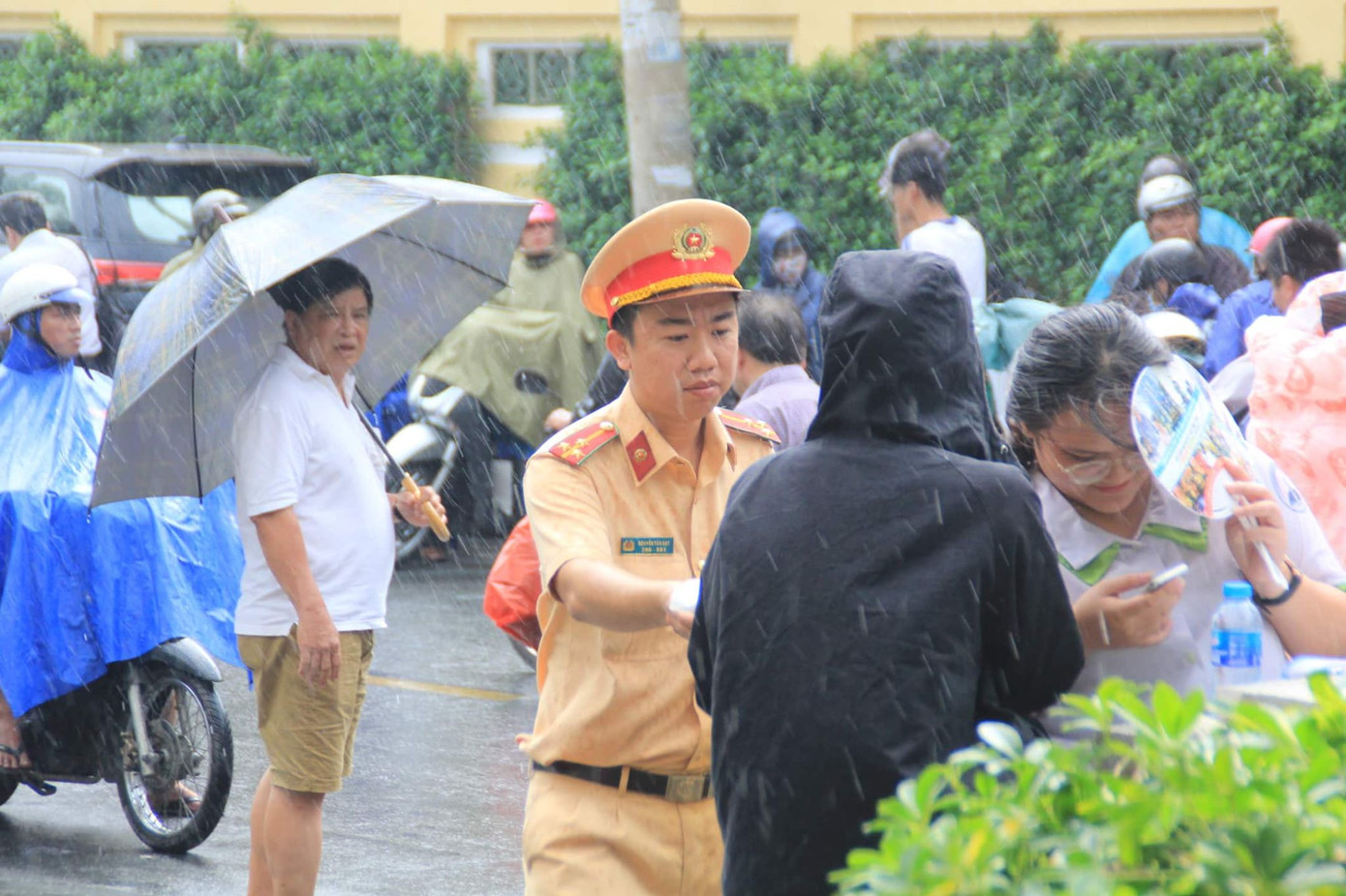 Kết thúc thi Toán: Thí sinh hớn hở, cập nhật lời giải ảnh 47