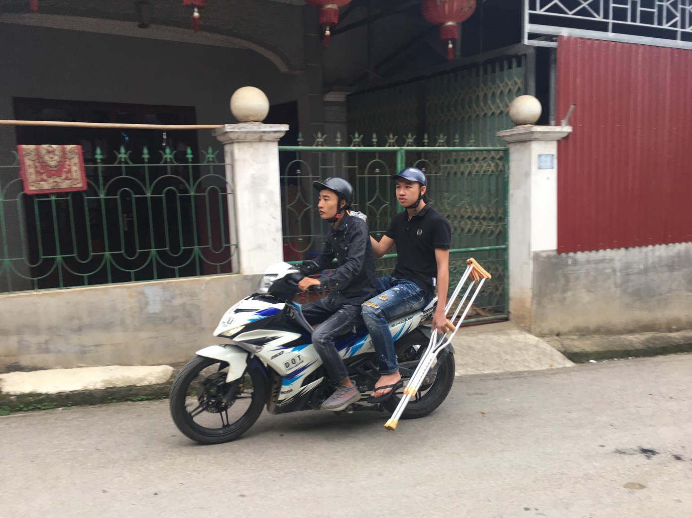 Hùng được bạn đưa đến trường thi. Ảnh Nghiêm Huê Bộ GD&ĐT họp báo nóng thi THPT 2019: Chưa thấy gian lận có tổ chức ảnh 35