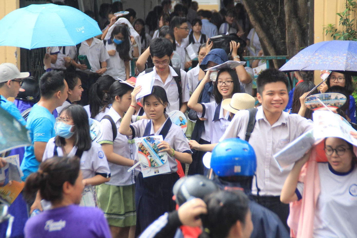 Kết thúc thi Toán: Thí sinh hớn hở, cập nhật lời giải ảnh 45