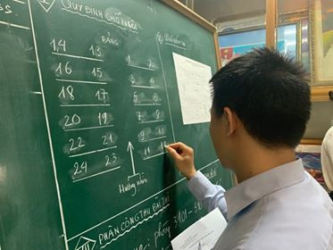 Kết thúc thi Toán: Thí sinh hớn hở, cập nhật lời giải ảnh 4