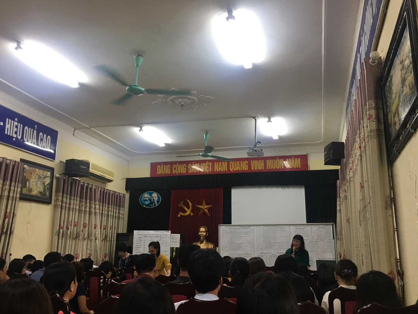 Thí sinh hào hứng làm thủ tục nhập thi THPT quốc gia 2019 ảnh 7