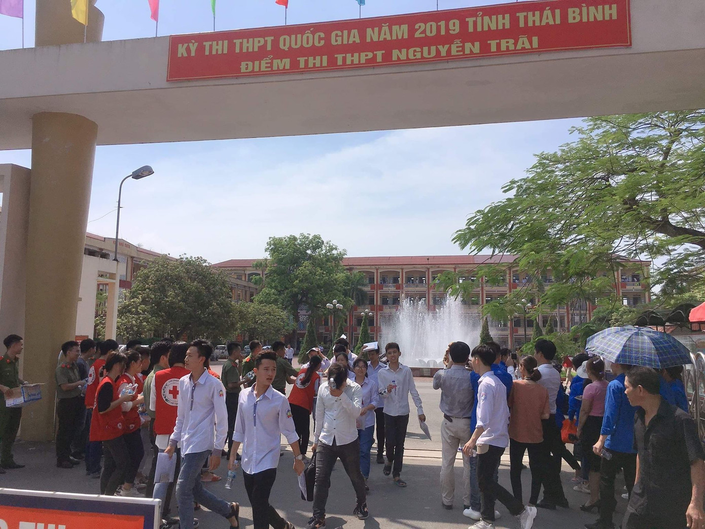 Kết thúc thi Toán: Thí sinh hớn hở, cập nhật lời giải ảnh 11