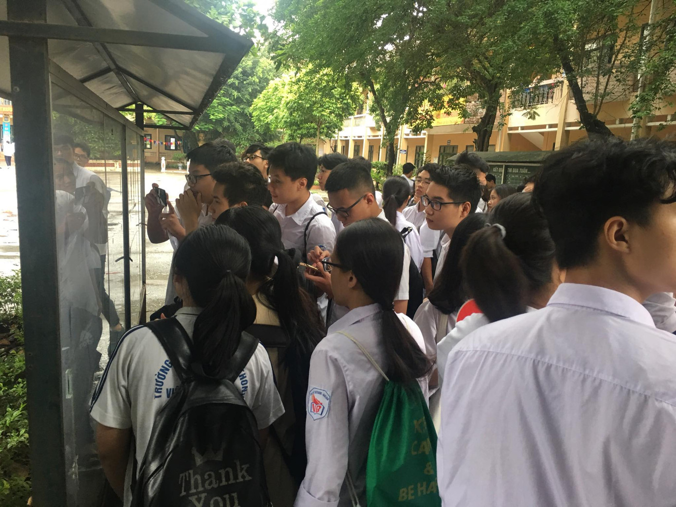 Thí sinh hào hứng làm thủ tục nhập thi THPT quốc gia 2019 ảnh 3