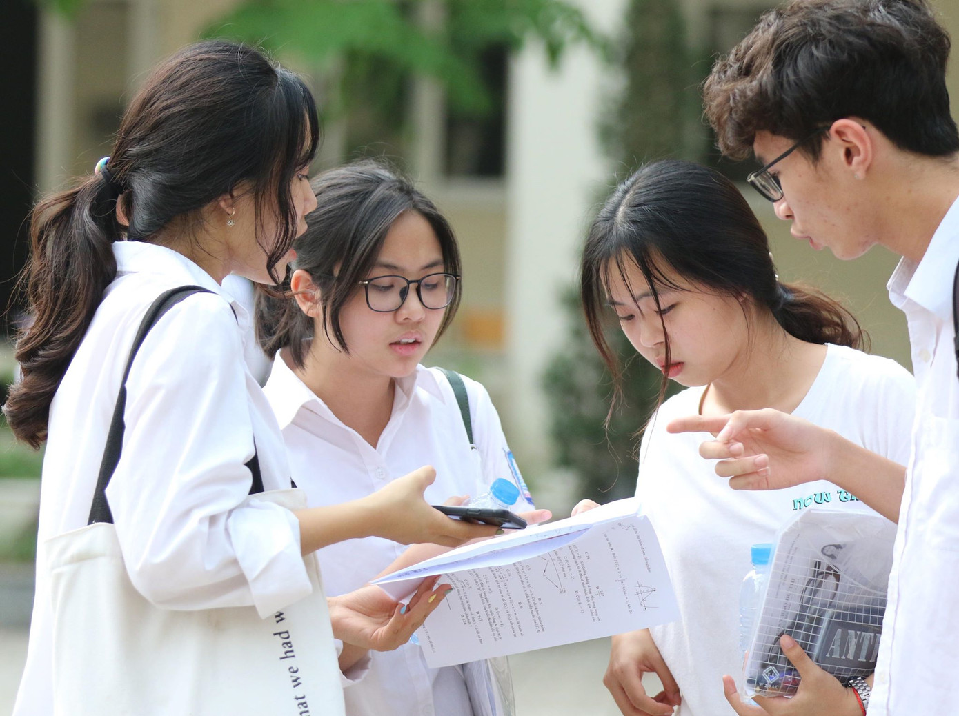 Mưa trắng trời, các bác sỹ tương lai che ô rước học sinh vào phòng thi ảnh 18