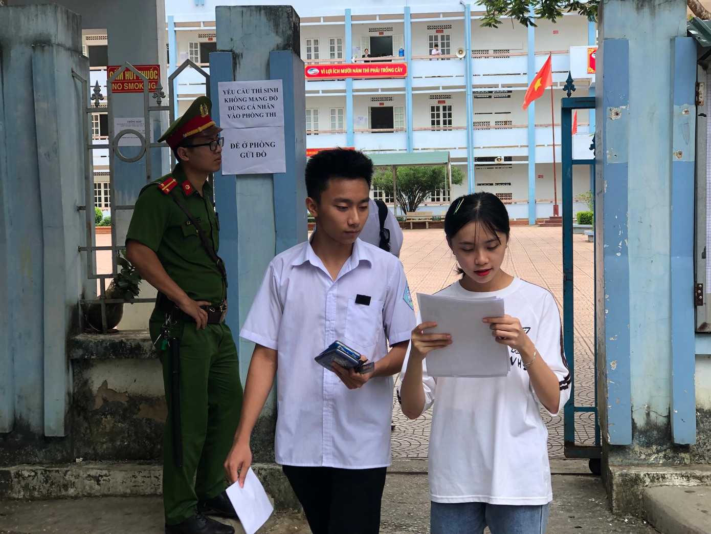 Đề Ngoại ngữ dễ thở, nhiều thí sinh thở phào tự tin đạt 8 điểm ảnh 28