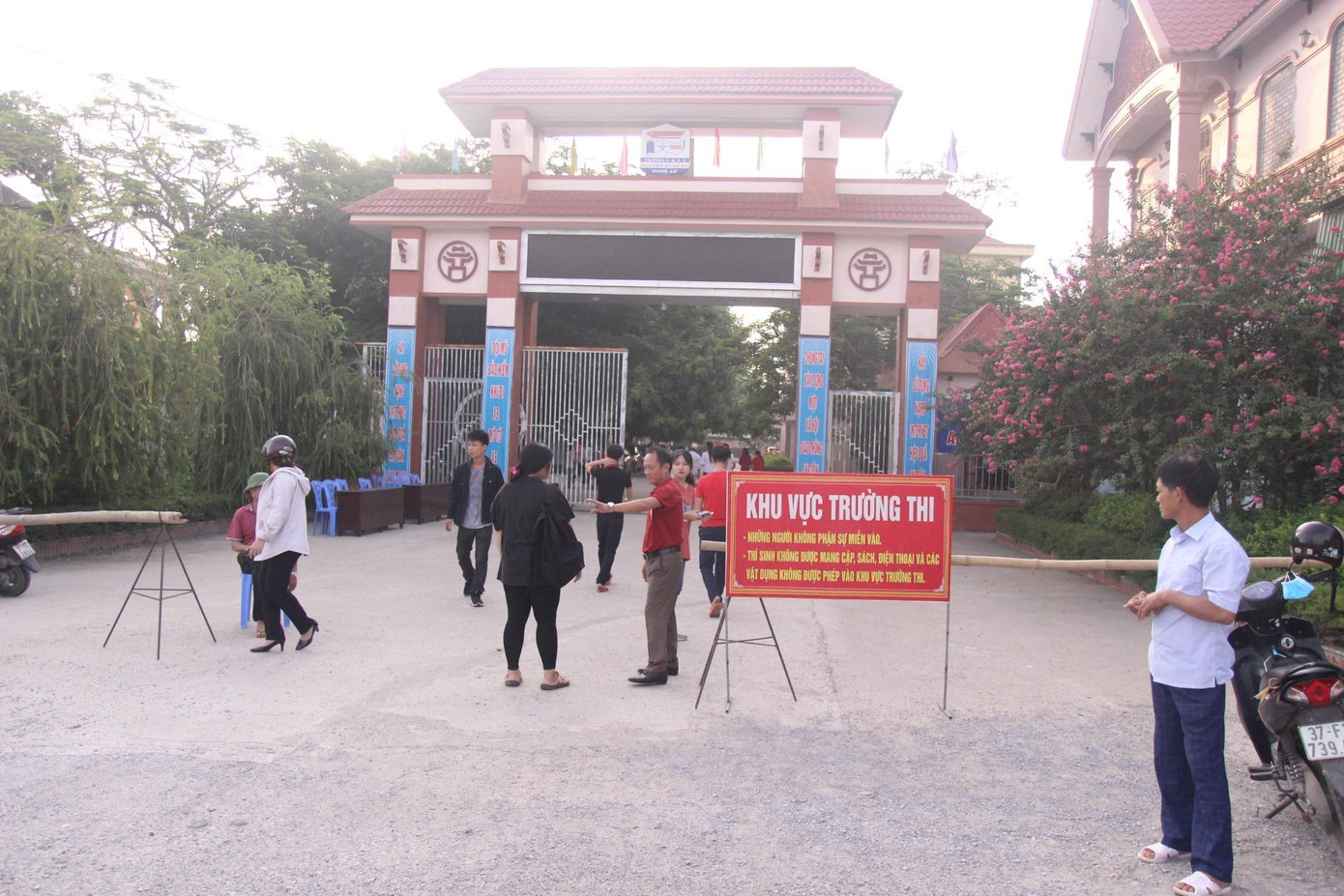 Ngày đầu thi THPT 2019: Siết chặt an ninh, cập nhật giải đề thi Ngữ Văn ảnh 38