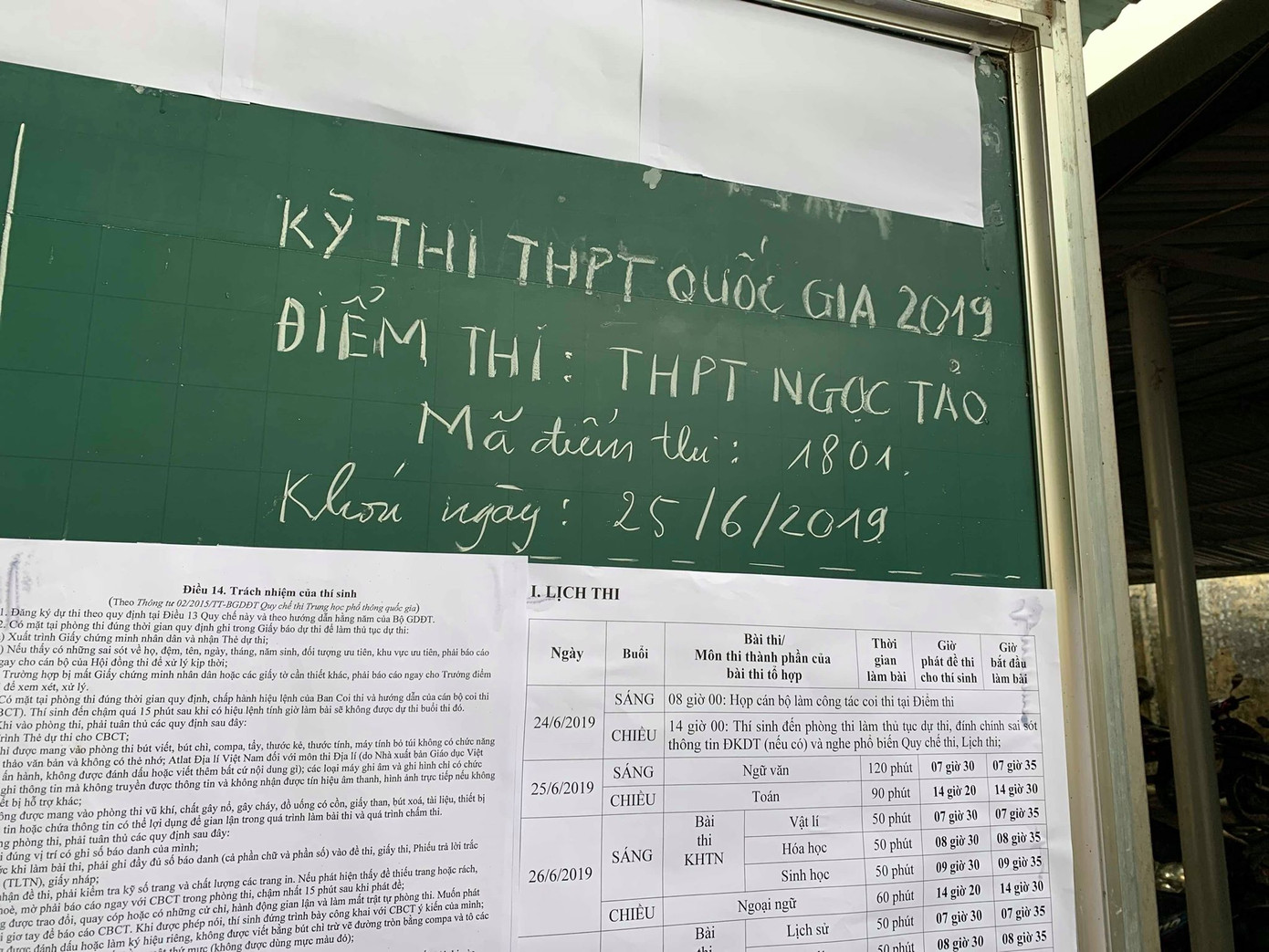 Thí sinh hào hứng làm thủ tục nhập thi THPT quốc gia 2019 ảnh 1