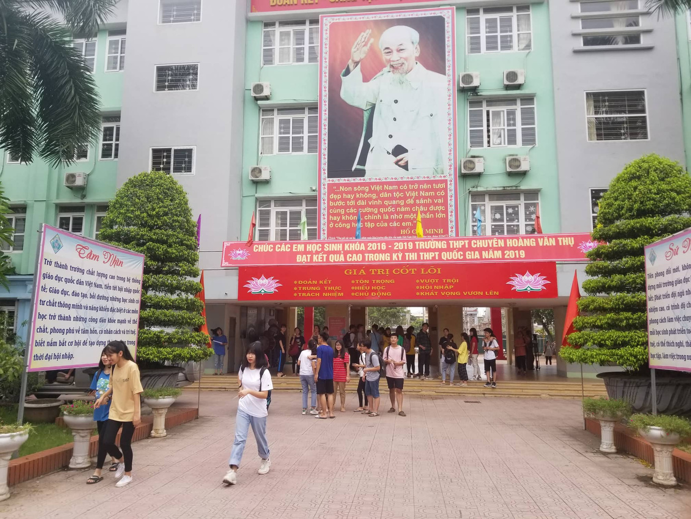 Thí sinh hào hứng làm thủ tục nhập thi THPT quốc gia 2019 ảnh 28