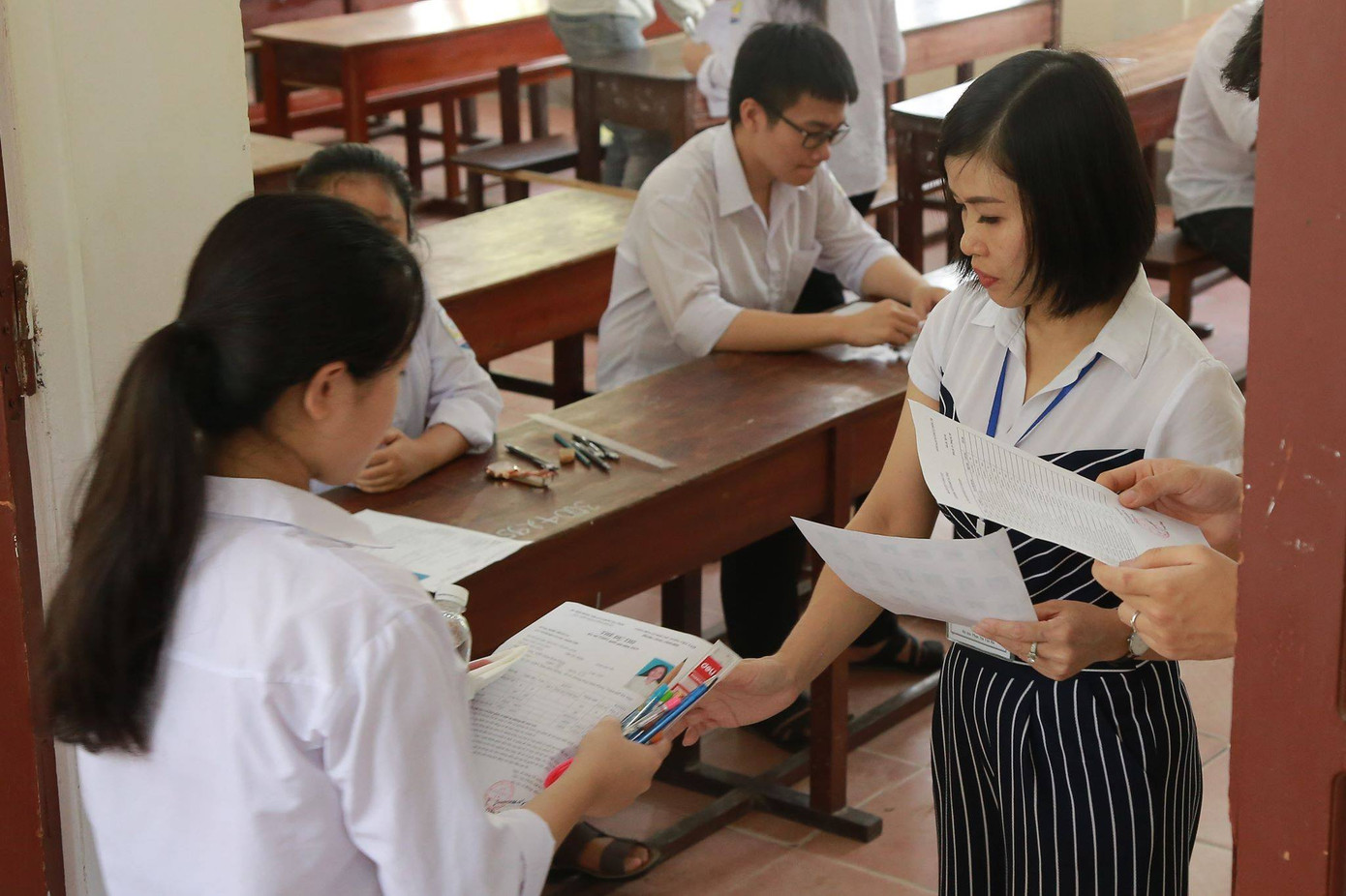 Ngày đầu thi THPT 2019: Siết chặt an ninh, cập nhật giải đề thi Ngữ Văn ảnh 22