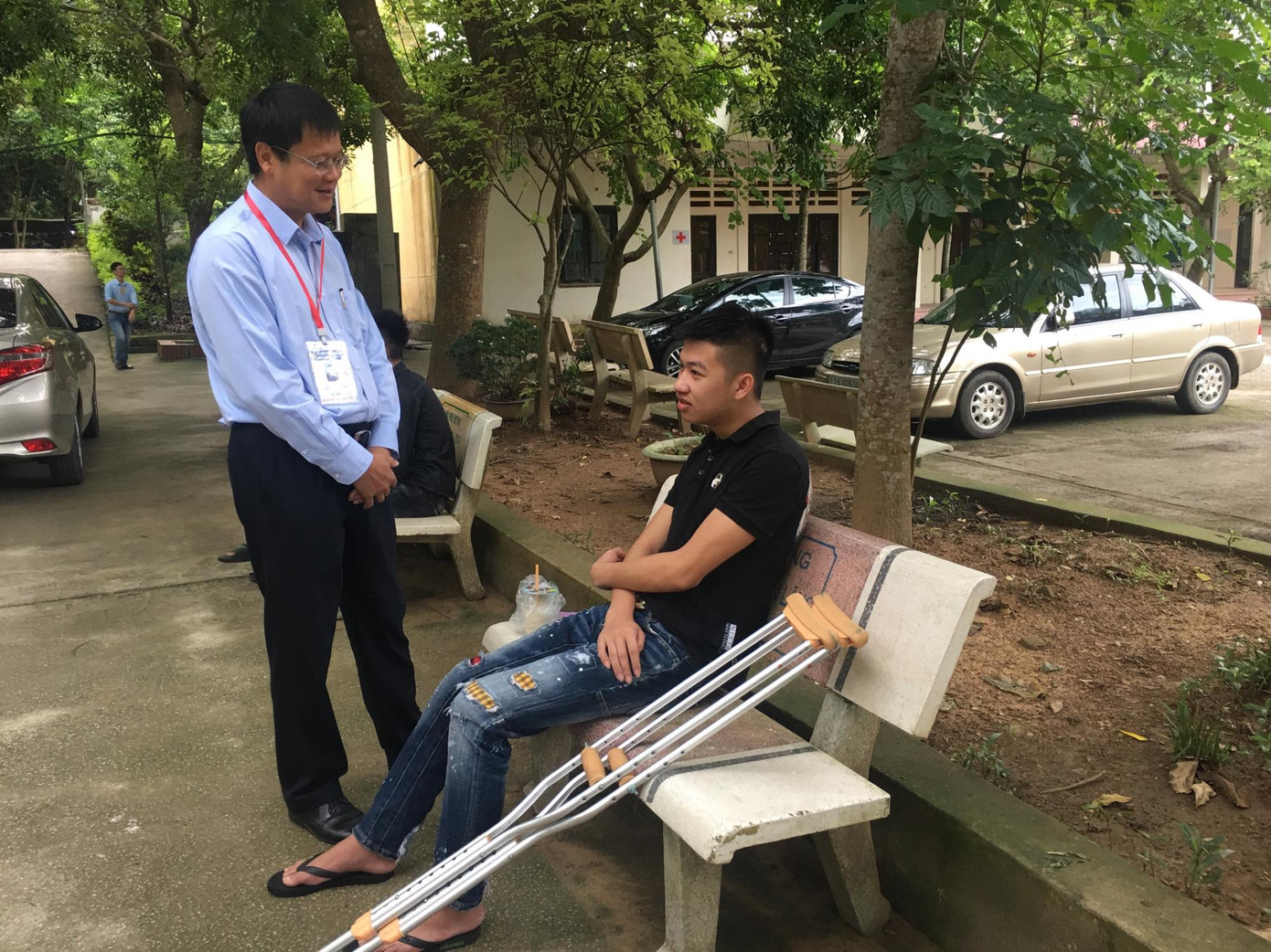 Có mặt tại điểm thi trường THPT Văn Lãng, thứ trưởng Bộ GD&DT Lê Hải An đã động viên thí sinh Dương Thế Hùng và các thí sinh có con tốt nghiệp ĐH nhưng giờ mới đi thi để tốt nghiệp THPT. Ảnh Nghiêm Huê Bộ GD&ĐT họp báo nóng thi THPT 2019: Chưa thấy gian lận có tổ chức ảnh 34