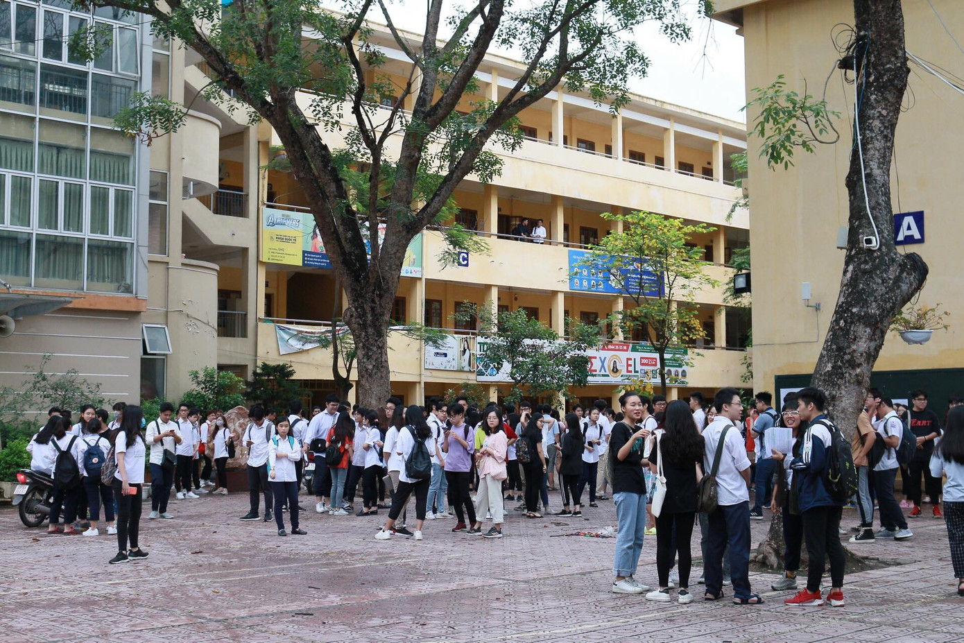 Thí sinh hào hứng làm thủ tục nhập thi THPT quốc gia 2019 ảnh 15