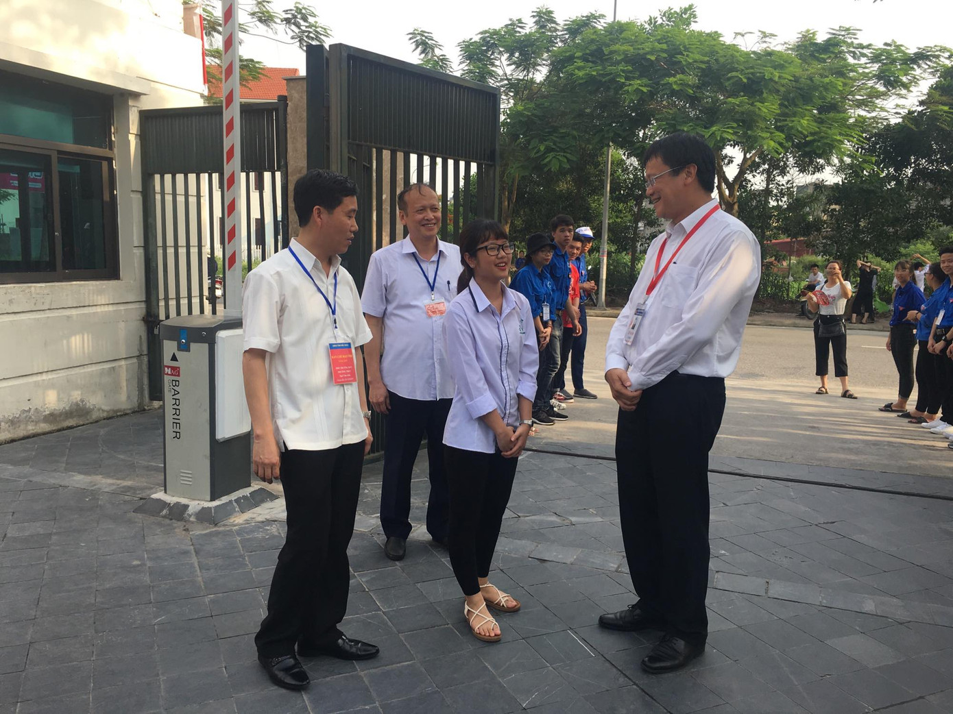 Kết thúc thi Toán: Thí sinh hớn hở, cập nhật lời giải ảnh 39