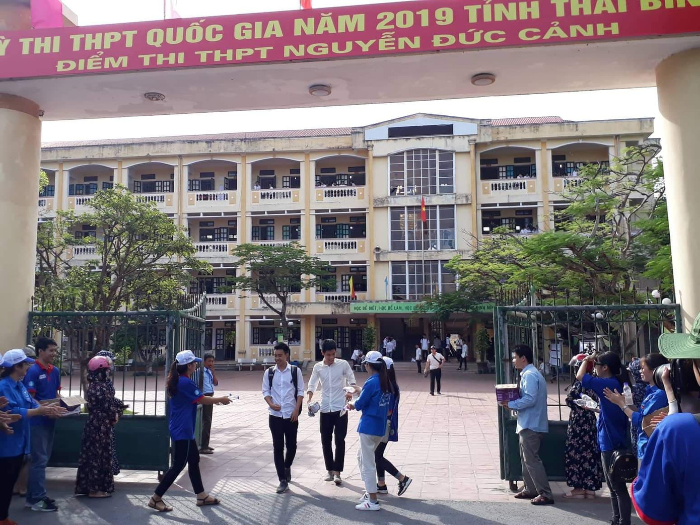 Kết thúc thi Toán: Thí sinh hớn hở, cập nhật lời giải ảnh 50