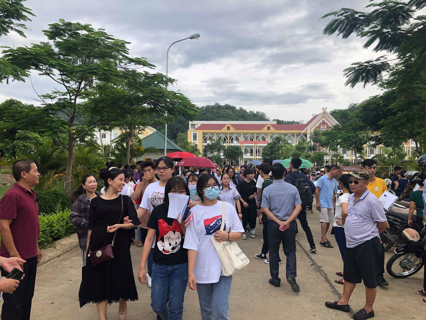 Thí sinh hoàn thành bài thi tại điểm trường THPT Chuyên Sơn La. Ảnh Quang Lộc. Bộ GD&ĐT họp báo nóng thi THPT 2019: Chưa thấy gian lận có tổ chức ảnh 12