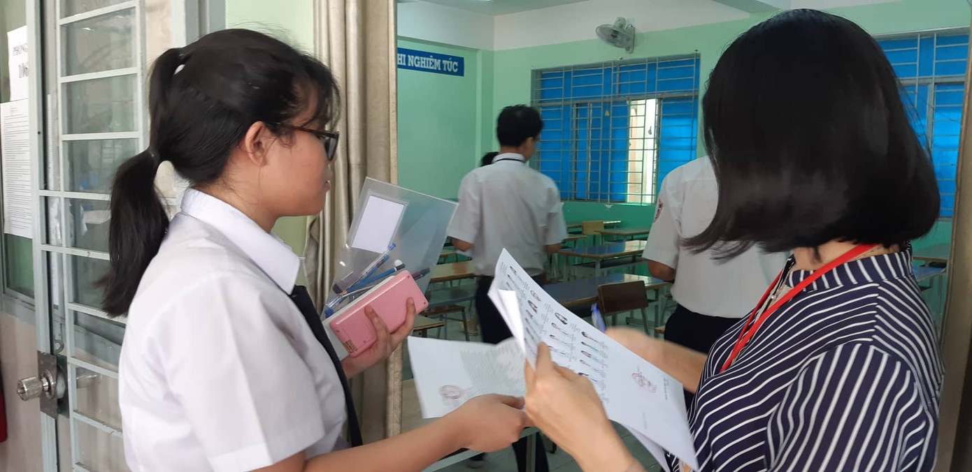 Kết thúc thi Toán: Thí sinh hớn hở, cập nhật lời giải ảnh 3