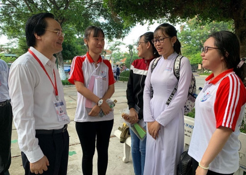 Đề Ngoại ngữ dễ thở, nhiều thí sinh thở phào tự tin đạt 8 điểm ảnh 38