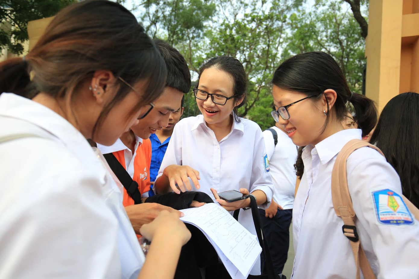 Kết thúc thi Toán: Thí sinh hớn hở, cập nhật lời giải ảnh 43