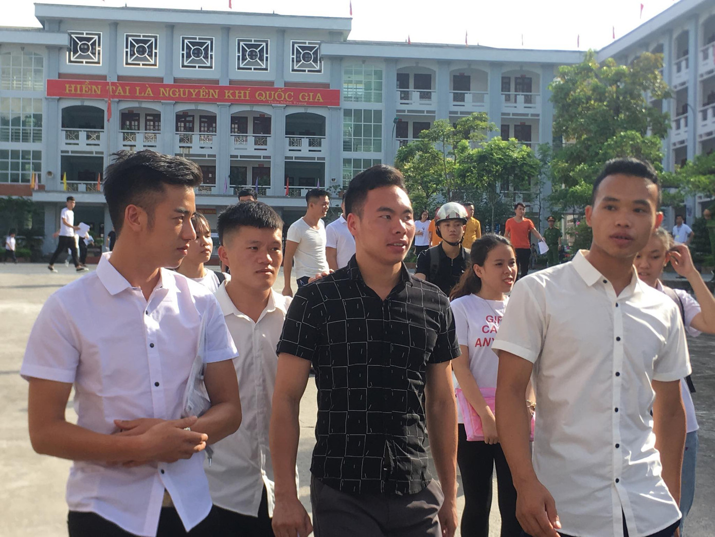 Kết thúc thi Toán: Thí sinh hớn hở, cập nhật lời giải ảnh 38