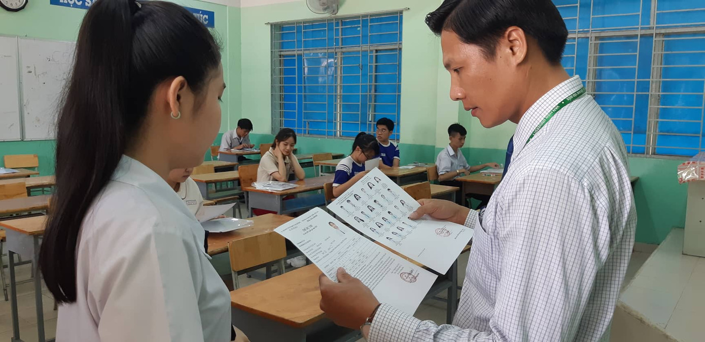 Kết thúc thi Toán: Thí sinh hớn hở, cập nhật lời giải ảnh 2