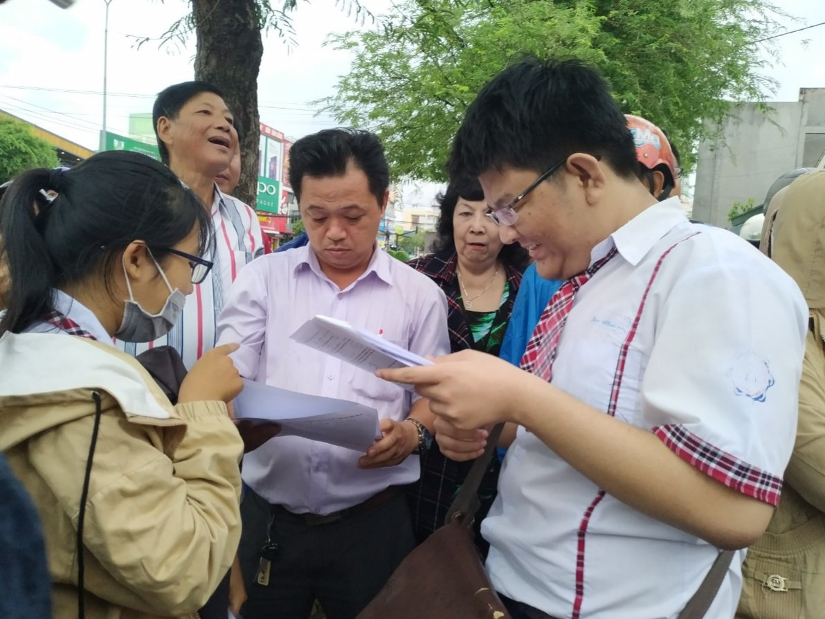 Kết thúc thi Toán: Thí sinh hớn hở, cập nhật lời giải ảnh 48