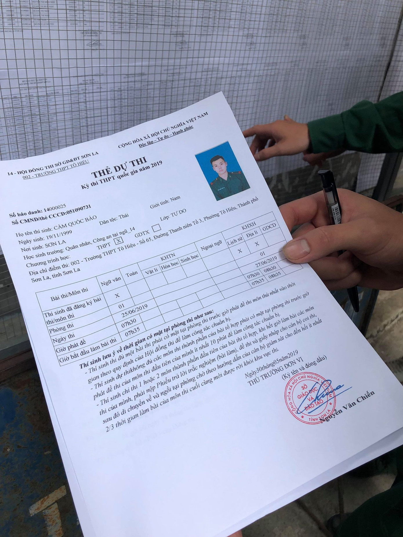 Thí sinh hào hứng làm thủ tục nhập thi THPT quốc gia 2019 ảnh 33