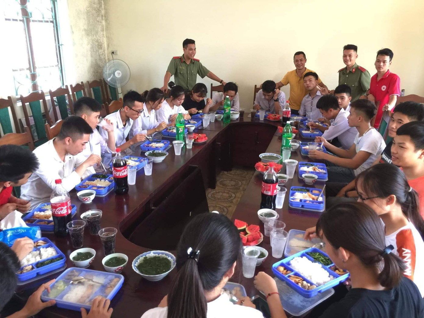 Kết thúc thi Toán: Thí sinh hớn hở, cập nhật lời giải ảnh 12