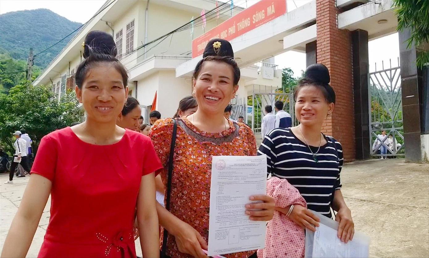 Những thí sinh dân tộc Thái trên 40 tuổi ở Sơn La tươi cười khi hoàn thành bài thi. Bộ GD&ĐT họp báo nóng thi THPT 2019: Chưa thấy gian lận có tổ chức ảnh 41