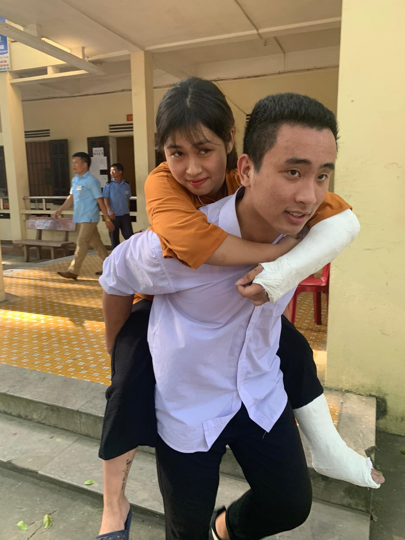 Kết thúc thi Toán: Thí sinh hớn hở, cập nhật lời giải ảnh 40