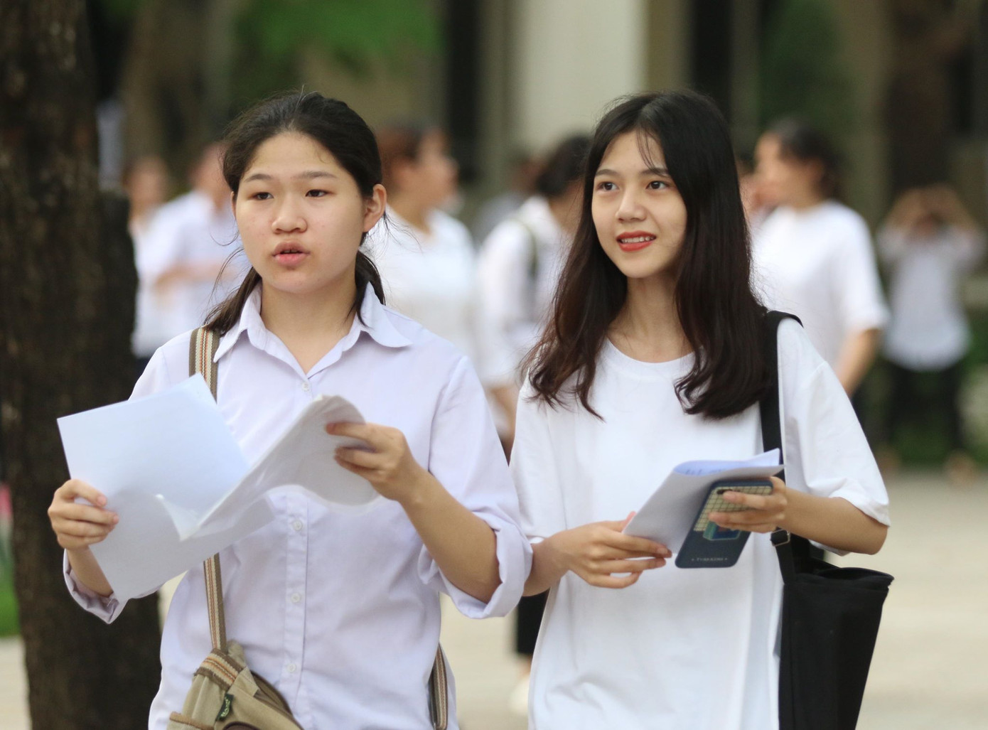 Kết thúc thi Toán: Thí sinh hớn hở, cập nhật lời giải ảnh 41