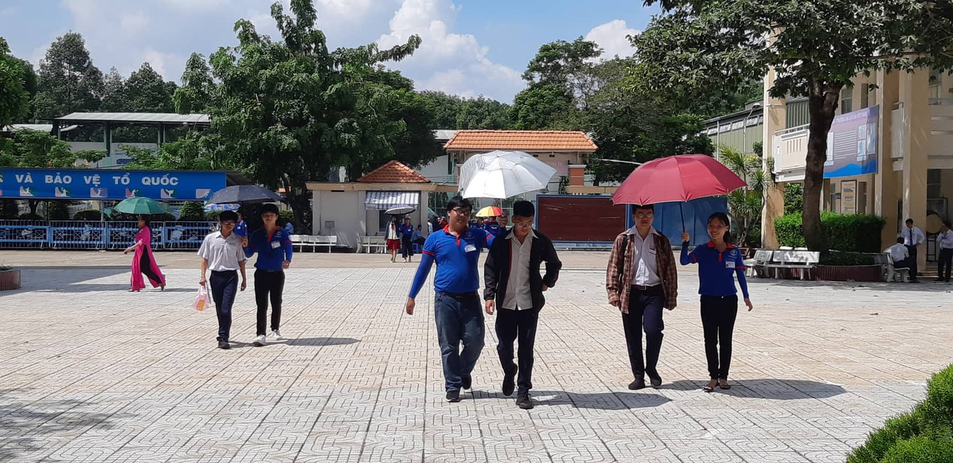 Kết thúc thi Toán: Thí sinh hớn hở, cập nhật lời giải ảnh 1