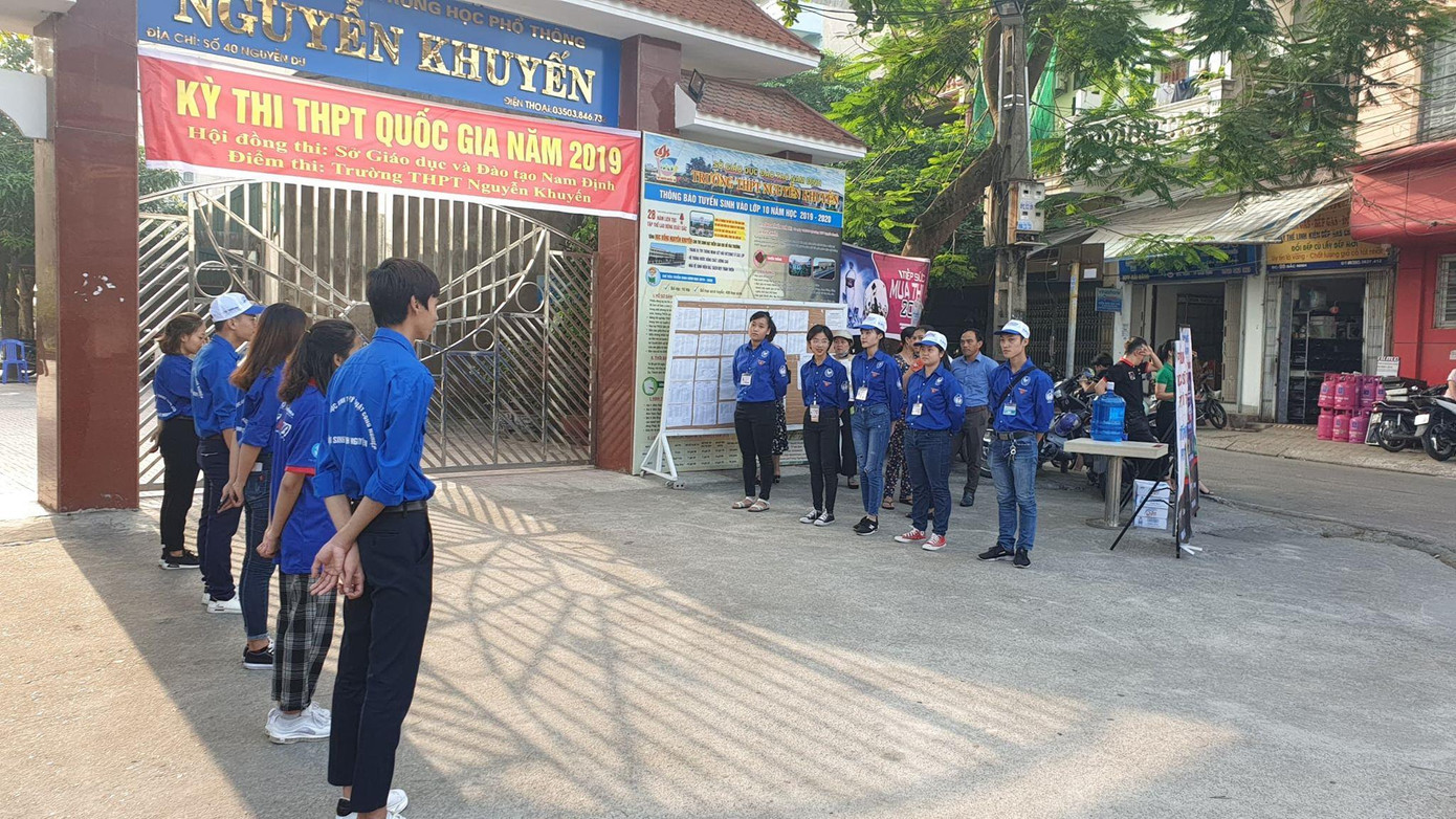 Tình nguyện viên đã đợi sẵn đế đón, chúc các thí sinh thi tốt. Bộ GD&ĐT họp báo nóng thi THPT 2019: Chưa thấy gian lận có tổ chức ảnh 27