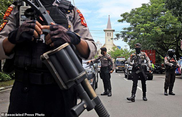 Cảnh sát bao vây hiện trường. Ảnh: AP