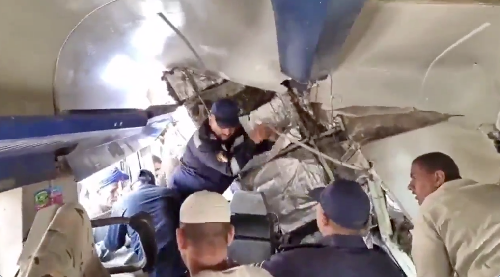 Nhân viên cứu hộ tìm kiếm người mắc kẹt. Ảnh chụp màn hình Nhân viên cứu hộ tìm kiếm người mắc kẹt. Ảnh chụp màn hình