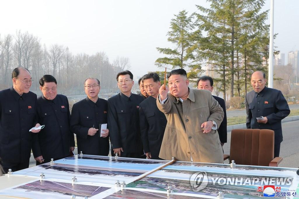 Ông Kim Jong-un thị sát công trường xây dựng. Ảnh: Yonhap Ông Kim Jong-un thị sát công trường xây dựng. Ảnh: Yonhap