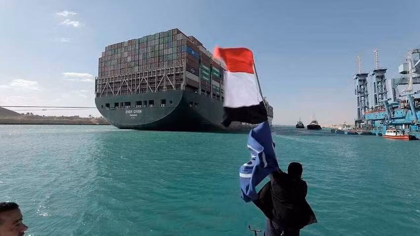 Tàu Ever Given di chuyển dọc kênh đào Suez. Ảnh: AP