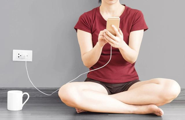 Sử dụng smartphone khi đang cắm sạc là một thói quen nguy hiểm nhưng không ít người đang mắc phải.