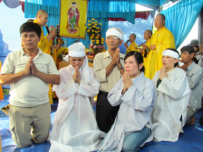 Lễ cầu siêu cho nạn nhân TNGT tại Cam Ranh diễn ra ngày 19/3/2013. Lễ cầu siêu cho nạn nhân TNGT tại Cam Ranh diễn ra ngày 19/3/2013