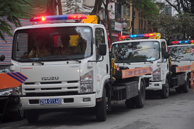 Lực lượng CSGT sẽ tổ chức phân luồng, kiên quyết không cho xe ô tô (không có nhiệm vụ) vào các khu vực đê xung yếu, tuyến đường đang bị ngập úng