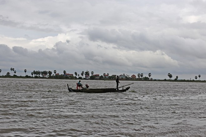 Người dân lênh đênh kiếm sống. Các nhà thổ ở Svay Pak thường do một cặp đôi điều hành. Người đàn ông sẽ giữ vai trò bảo vệ kiêm kiểm ngân quỹ. Người phụ nữ sẽ tìm “mối hàng”. Ảnh: CNN