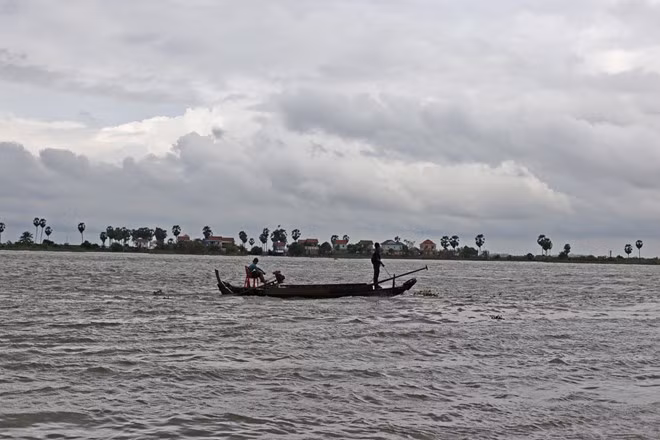 Người dân lênh đênh kiếm sống. Các nhà thổ ở Svay Pak thường do một cặp đôi điều hành. Người đàn ông sẽ giữ vai trò bảo vệ kiêm kiểm ngân quỹ. Người phụ nữ sẽ tìm “mối hàng”. Ảnh: CNN