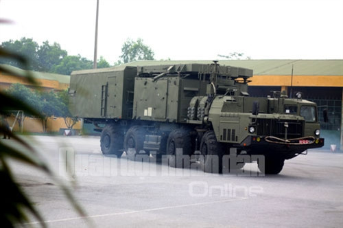 …đưa xe điều khiển cơ động về trận địa