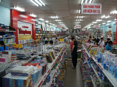 Khách hàng tham quan mua sách tại nhà sách Tiền Phong. ảnh: PV. Khách hàng tham quan mua sách tại nhà sách Tiền Phong. ảnh: PVa