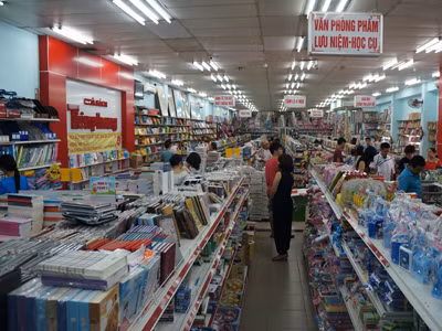 Khách hàng tham quan mua sách tại nhà sách Tiền Phong. ảnh: PVa