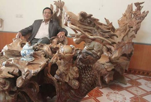 Bộ bàn ghế hình rồng bằng gỗ ngọc am từng được chào mua với giá 4 tỷ đồng. Bộ bàn ghế hình rồng bằng gỗ ngọc am từng được chào mua với giá 4 tỷ đồng. Bài viết: http://news.zing.vn/Nhung-cuc-go-tien-ty-cua-dai-gia-Viet-post357039.html#home_featured.tinnong Nguồn Zing News