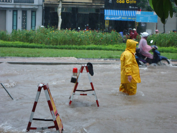 Nhân viên công ty thoát nước canh tại các cống thoát nước