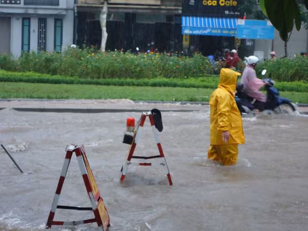 Nhân viên công ty thoát nước canh tại các cống thoát nước